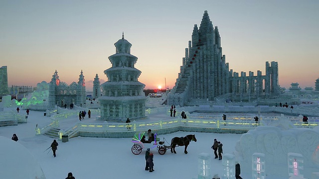 壮观的灯光冰雕在哈尔滨冰雪节在黑龙江省，哈尔滨，中国视频下载