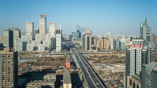 中国，北京，中央商务区，高架的交通经过新的摩天大楼-时间流逝视频素材