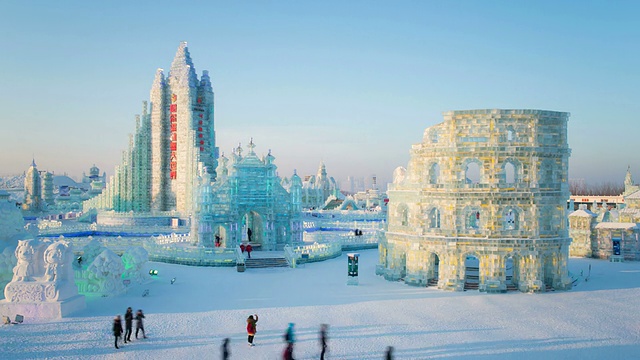 中国哈尔滨哈尔滨冰雪节上的冰雕——时光流逝视频下载