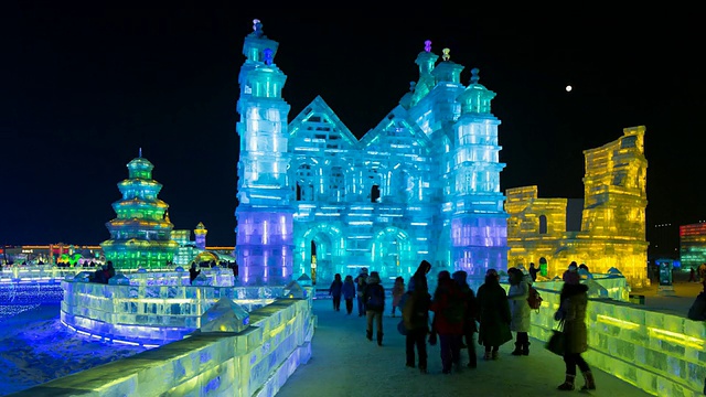 壮观的灯光冰雕在哈尔滨冰雪节在黑龙江省，哈尔滨，中国-时间流逝视频下载