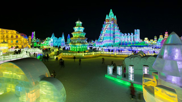 壮观的灯光冰雕在哈尔滨冰雪节在黑龙江省，哈尔滨，中国-时间流逝视频素材
