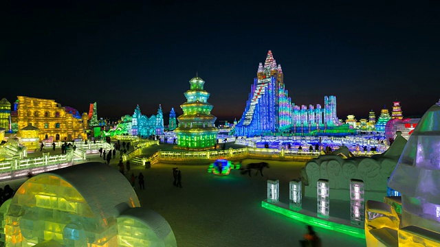 壮观的灯光冰雕在哈尔滨冰雪节在黑龙江省，哈尔滨，中国-时间流逝视频下载