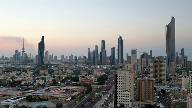 科威特，科威特城，傍晚俯瞰现代城市天际线视频下载