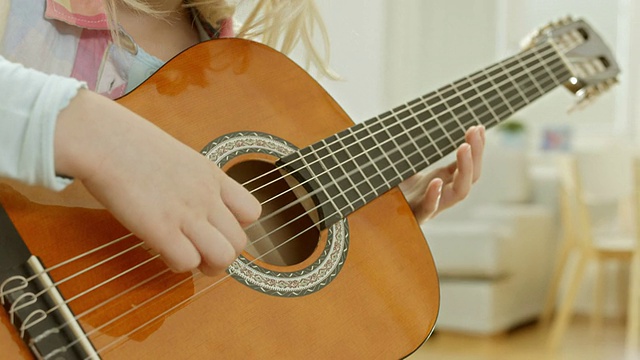 小女孩练习弹吉他视频素材