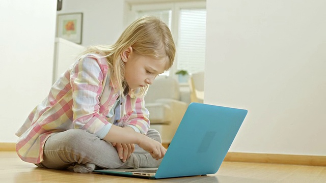 女孩在笔记本电脑上打字视频素材