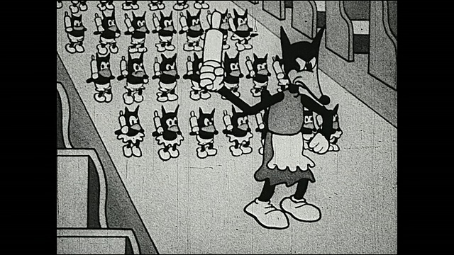 1931年，动画老鼠角色手拿擀路杖愤怒地行进视频素材