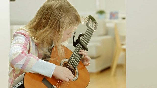 弹吉他的小女孩视频素材