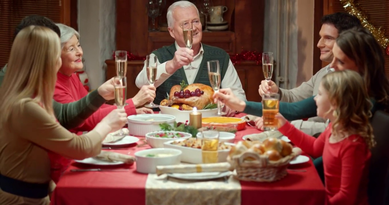 一家人在圣诞餐桌上敬酒视频素材