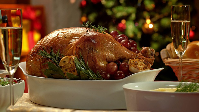 圣诞餐桌上一只金黄酥脆的火鸡的肖像视频素材