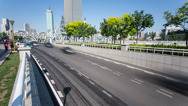 天津多车道高速公路和建筑物上的繁忙交通，时间流逝。视频素材