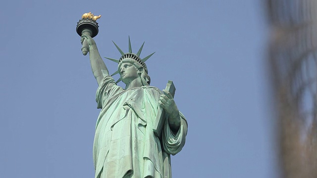两张照片:纽约自由女神像视频下载