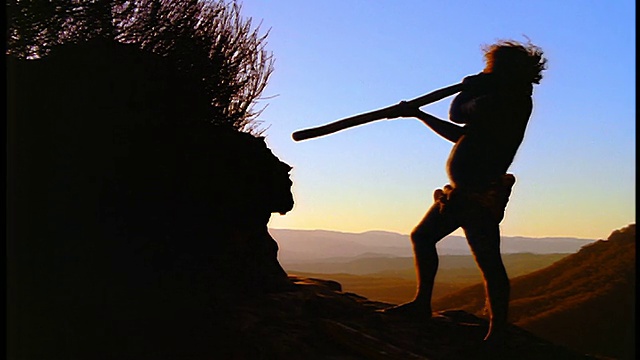 剪影男性土著演奏迪吉里杜管/山的背景/蓝山，新南威尔士州，澳大利亚视频素材