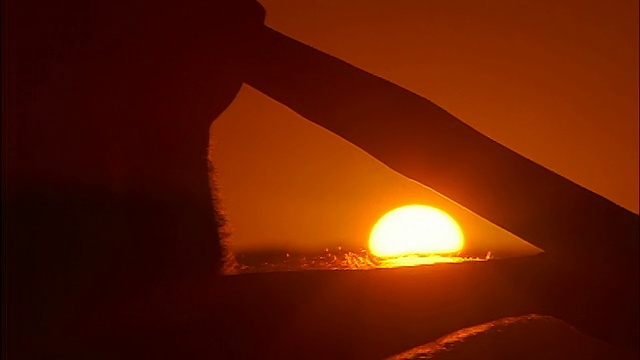 近距离放大剪影坐在男性土著演奏迪吉里杜管/日落的背景/蓝山，澳大利亚视频素材
