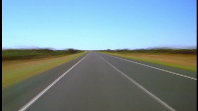 时间流逝汽车的观点，在高速公路上通过平原/斯图尔特公路，南澳大利亚视频下载