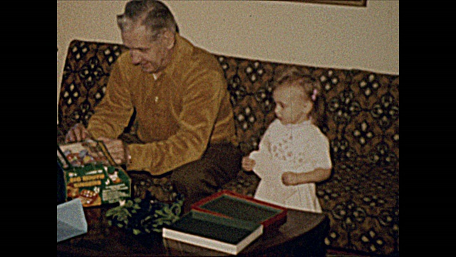 1972年祖父为孙女打开礼物的家庭电影视频下载