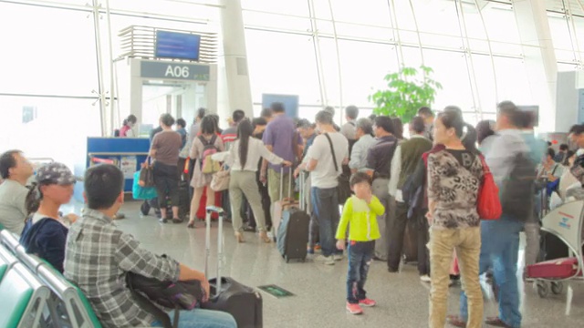 旅客在登机前拥挤在机场门口视频下载