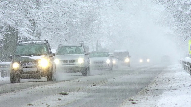 暴风雪中的交通视频素材