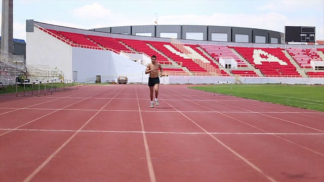 肌肉发达的男人跑视频下载