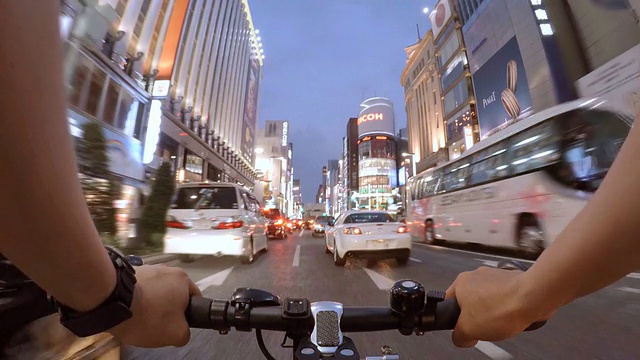 在东京银座骑自行车视频素材