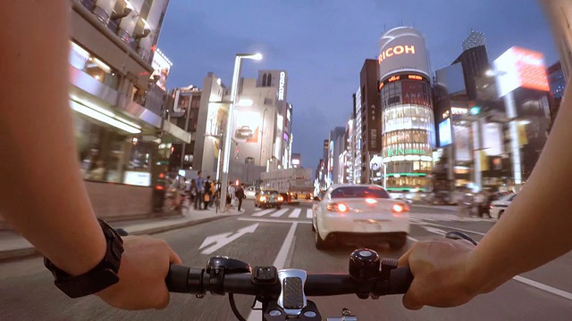 在东京银座骑自行车视频素材