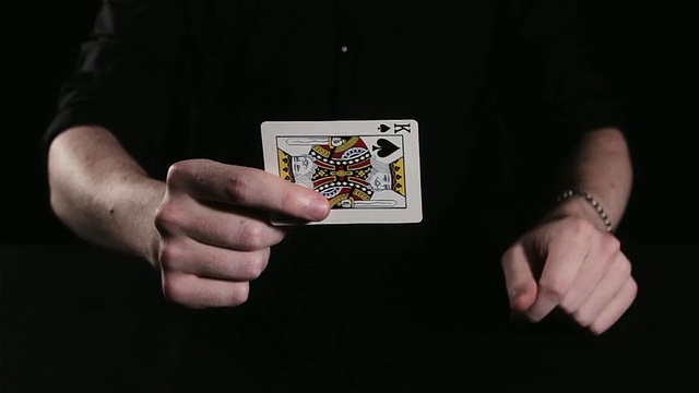 一个纸牌戏法的特写视频下载