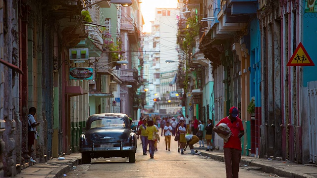 古巴哈瓦那的街道，老式美国车视频下载