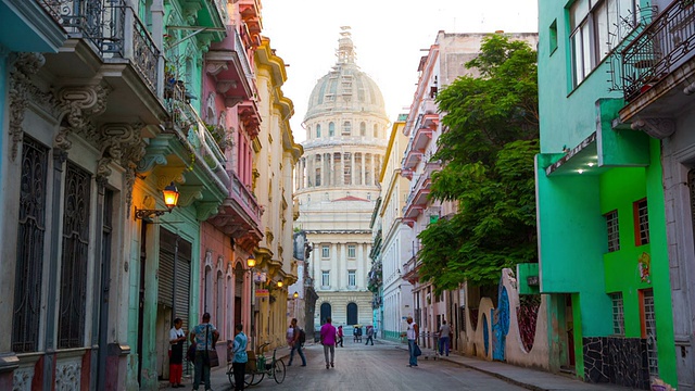 哈瓦那/古巴的街景，以卡皮托里奥为背景视频下载