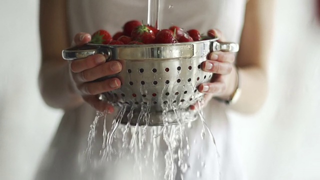 洗草莓SloMo视频素材