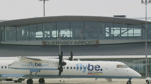 MS航拍飞机在机场/根西岛，海峡群岛视频素材