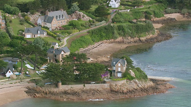 WS航拍在Paimpol / Brittany, Channel Isles的Ile De Brehat岛附近的房子视频下载