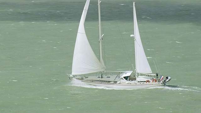 航拍，一艘帆船正驶向法国波伊图沙朗特岛的大桥视频下载