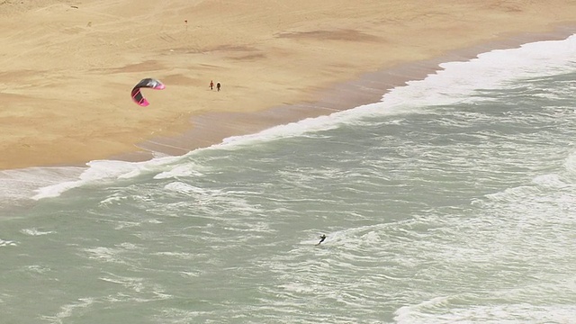 海岸和冲浪风筝的WS AERIAL TS视图/阿基坦，法国视频下载