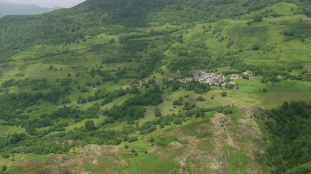 法国米迪比利牛斯山上的WS航空Argut Dessus镇视频素材