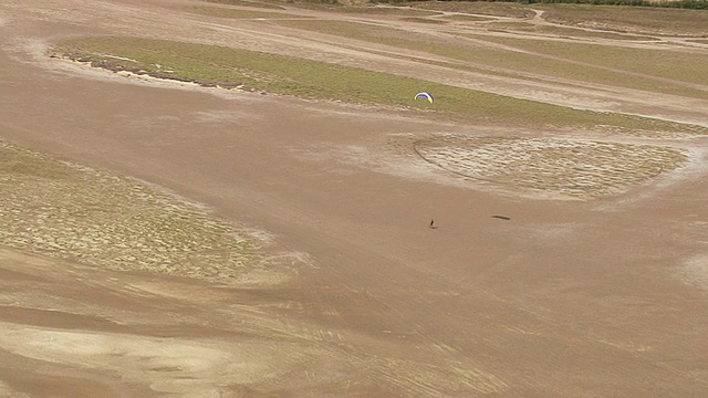 景观滑翔伞的WS鸟瞰图/朗格多克鲁西永，法国视频下载