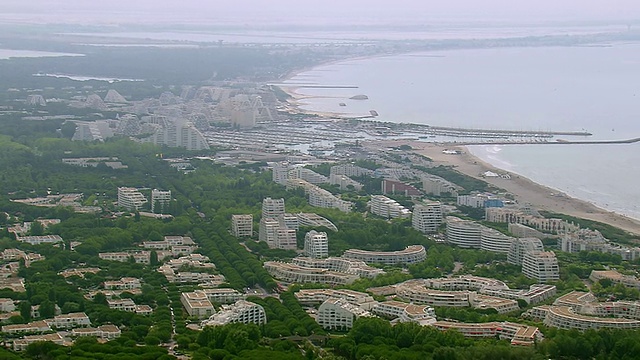 法国朗格多克鲁西永的卡纳普莱奇海滨城市鸟瞰图视频下载