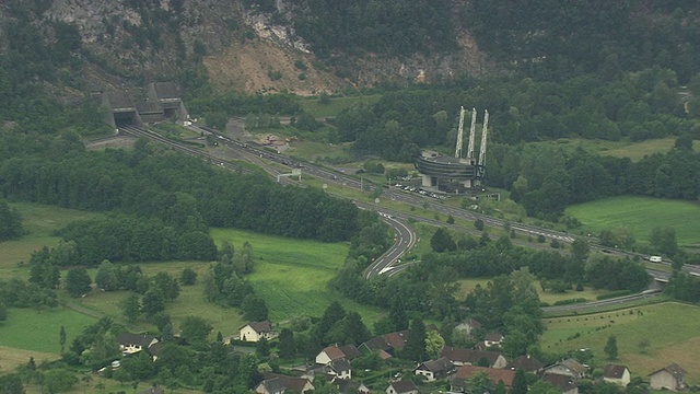 D196和有树的隧道的WS鸟瞰图/罗纳阿尔卑斯，法国视频素材