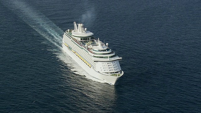 MS航拍皇家加勒比游轮/普罗旺斯阿尔卑斯蔚蓝海岸，法国视频下载