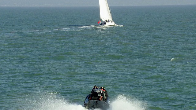 法国萨福克海面航行和救援摩托艇鸟瞰图视频素材