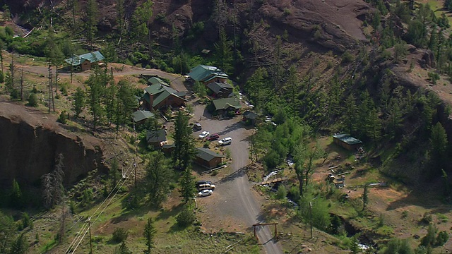 WS鸟瞰图与破碎的森林和街道/怀俄明州，美国视频素材