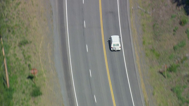 美国怀俄明州高速公路上行驶的汽车视频素材