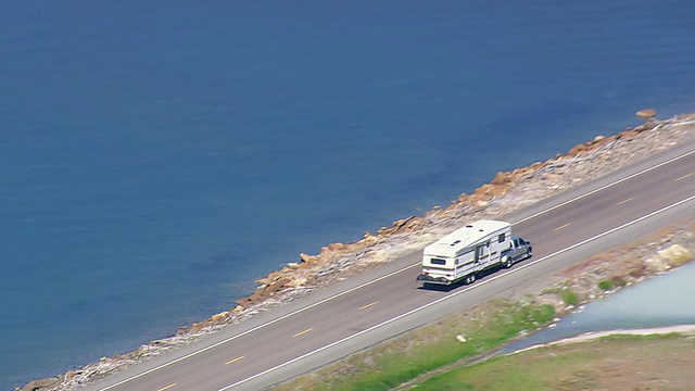 美国怀俄明州，黄石湖边，一辆行驶在路上的货车视频下载