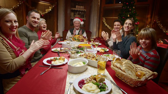 那个在圣诞晚宴上向家人展示搞笑舞蹈的女主播视频素材