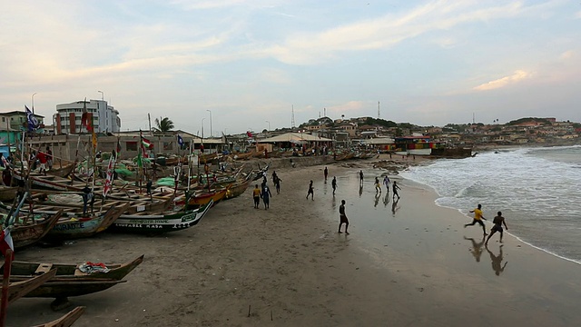 加纳人在海滩上踢足球视频下载