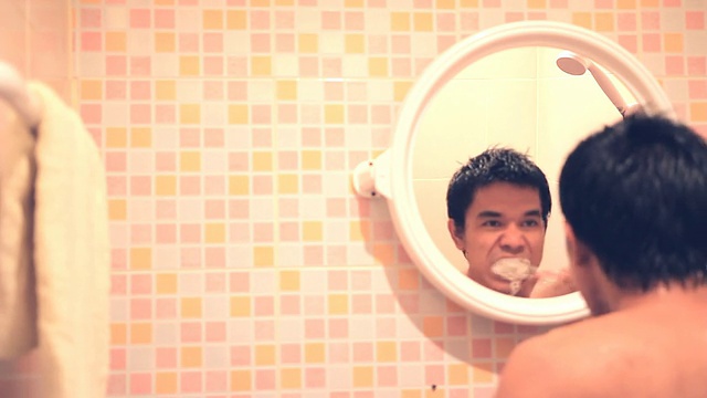 刷牙的快乐男人视频素材
