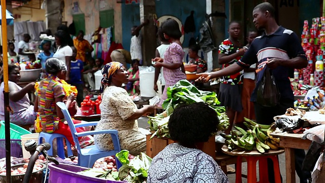 繁忙的塔克拉迪市场，加纳视频下载