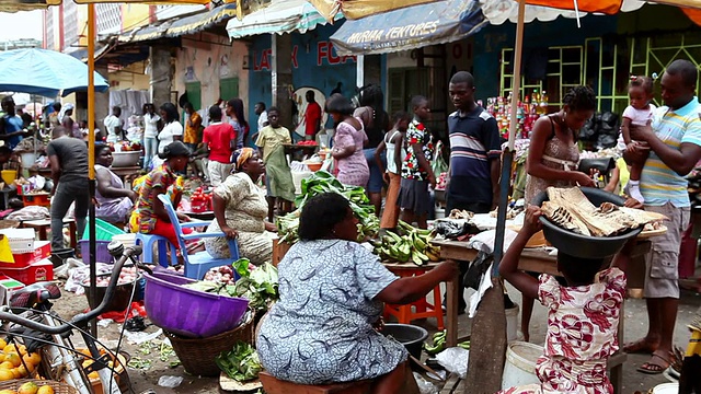 繁忙的塔克拉迪市场，加纳视频下载