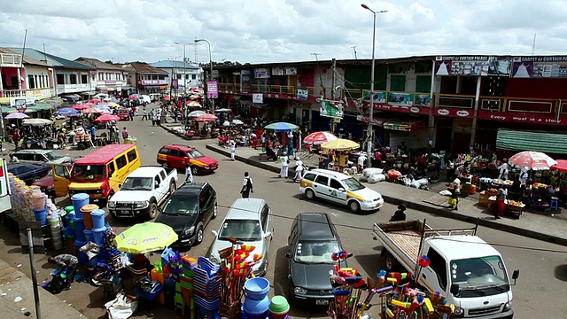 加纳塔克拉迪的中心市场和街道上的汽车视频下载