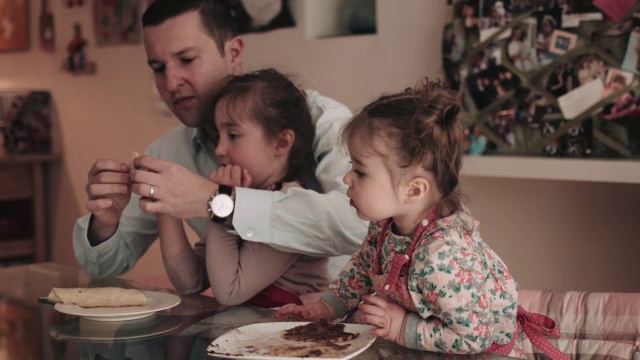 爸爸和孩子们在家吃煎饼视频素材