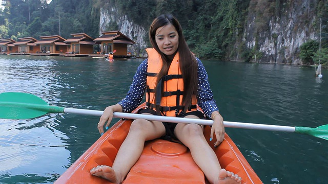 年轻女子皮划艇视频素材