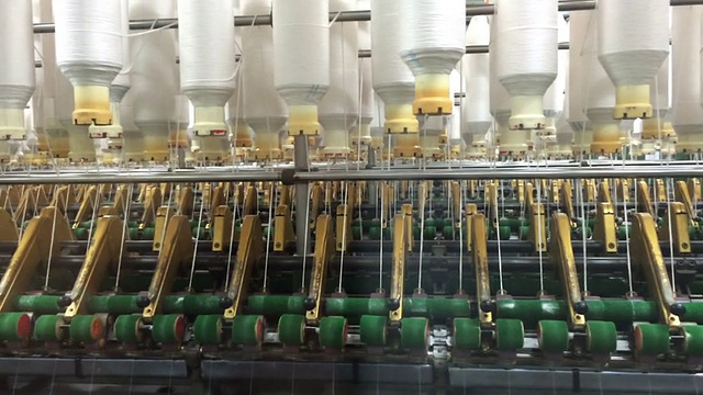 纺织工业-纺纱，纱线生产视频素材